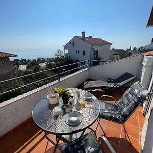 Lady Daniela Mit Meerblick In Apartment Lovran
